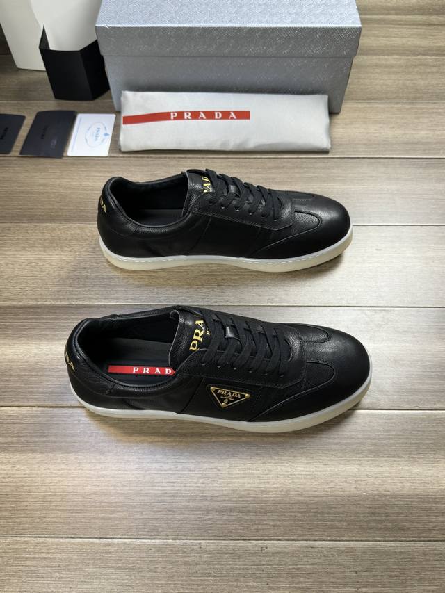 Prada* P: -Size ：38-44 45可订做 普拉达高端品质 原单 -鞋面：全粒面纳帕小牛皮、品牌帆布布匹、鞋身品牌金属扣件logo -内里：水染牛